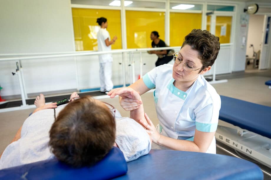 Hospitalisation de jour,hospitalisation de jour rééducation,Rééducation appareil locomoteur,exercices appareil locomoteur,Rééducation neurologique,rééducation neurologique kiné,Rééducation neurologique la réunion,Rééducation gériatrique,kiné gériatrique,Rééducation gériatrique la réunion